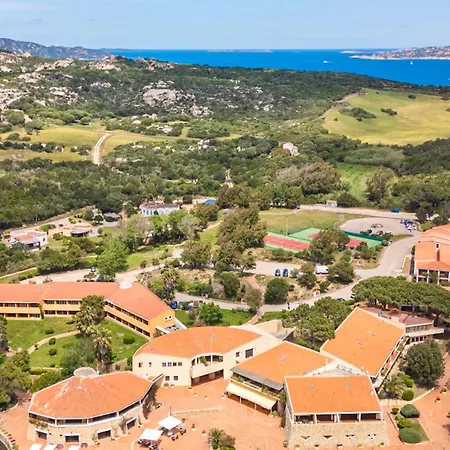 Isa - With Swimming Pool In Costa Serena Just 700 Mt From The Sea アパートホテル