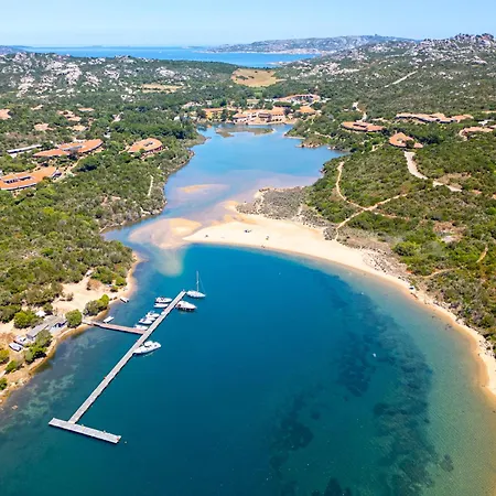 Isa - With Swimming Pool In Costa Serena Just 700 Mt From The Sea アパートホテル 3*