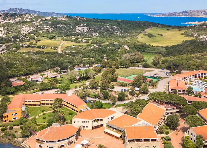 Isa - With Swimming Pool In Costa Serena Just 700 Mt From The Sea アパートホテル