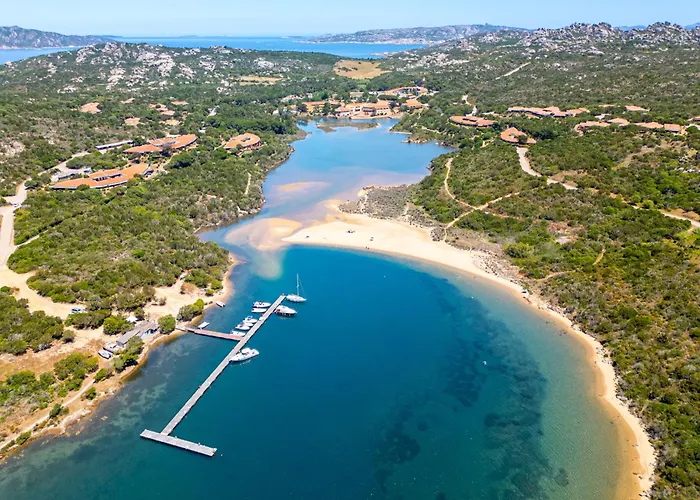 Isa - With Swimming Pool In Costa Serena Just 700 Mt From The Sea アパートホテル 3*
