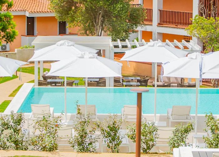 Isa - With Swimming Pool In Costa Serena Just 700 Mt From The Sea アパートホテル