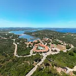 Isa - With Swimming Pool In Costa Serena Just 700 Mt From The Sea 3*