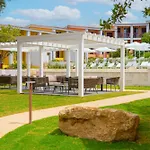 Isa - With Swimming Pool In Costa Serena Just 700 Mt From The Sea Апарт-отель Порто-Рафаэль