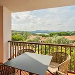 Isa - With Swimming Pool In Costa Serena Just 700 Mt From The Sea Апарт-отель 3*