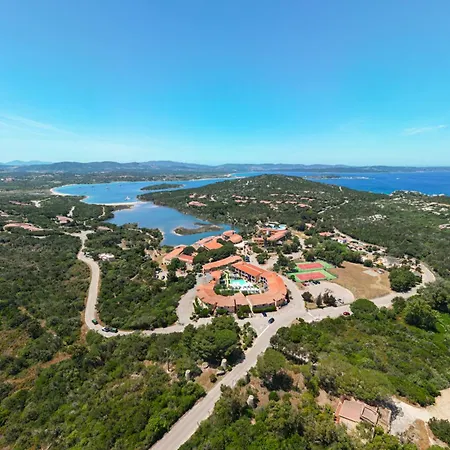 Isa - With Swimming Pool In Costa Serena Just 700 Mt From The Sea 3*