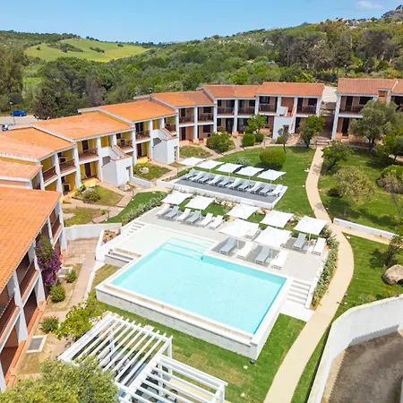 Apartmanhotel Isa - With Swimming Pool In Costa Serena Just 700 Mt From The Sea