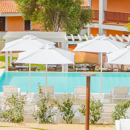Isa - With Swimming Pool In Costa Serena Just 700 Mt From The Sea Aparthotel