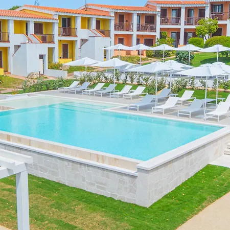 Isa - With Swimming Pool In Costa Serena Just 700 Mt From The Sea Apartmanhotel Porto Rafael