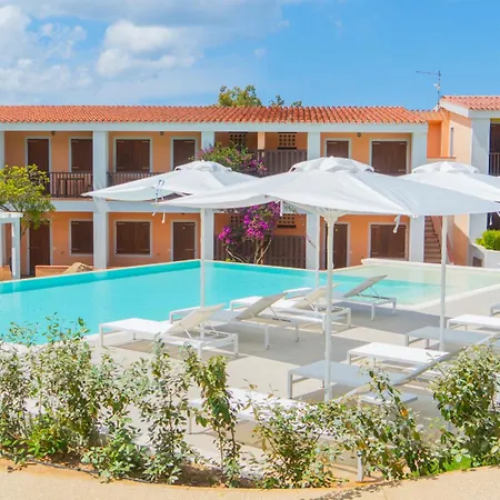 Isa - With Swimming Pool In Costa Serena Just 700 Mt From The Sea