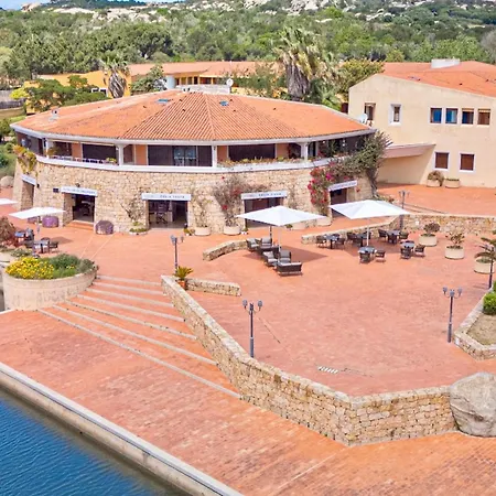 Isa - With Swimming Pool In Costa Serena Just 700 Mt From The Sea