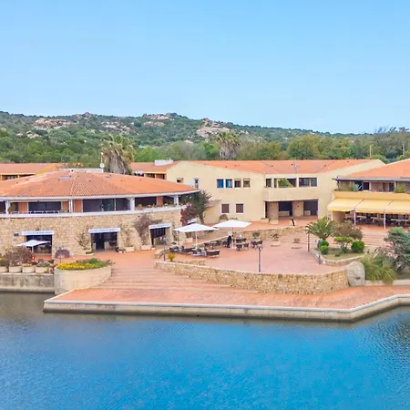 Isa - With Swimming Pool In Costa Serena Just 700 Mt From The Sea