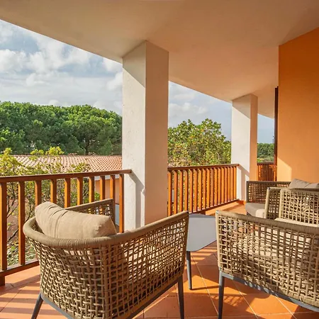 Aparthotel Isa - With Swimming Pool In Costa Serena Just 700 Mt From The Sea 3*