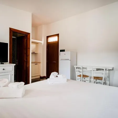 Aparthotel Isa - With Swimming Pool In Costa Serena Just 700 Mt From The Sea 3*
