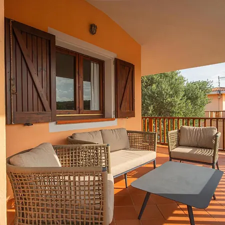 Aparthotel Isa - With Swimming Pool In Costa Serena Just 700 Mt From The Sea
