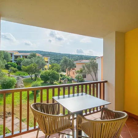 Isa - With Swimming Pool In Costa Serena Just 700 Mt From The Sea Aparthotel
