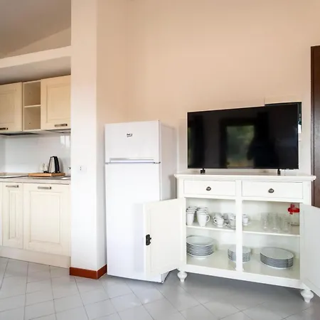 Isa - With Swimming Pool In Costa Serena Just 700 Mt From The Sea 3*