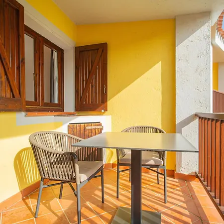 Aparthotel Isa - With Swimming Pool In Costa Serena Just 700 Mt From The Sea 3*
