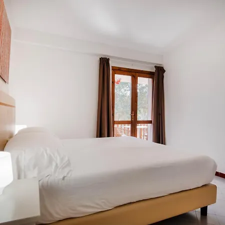 Aparthotel Isa - With Swimming Pool In Costa Serena Just 700 Mt From The Sea Porto Rafael