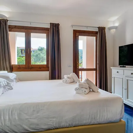 Isa - With Swimming Pool In Costa Serena Just 700 Mt From The Sea Porto Rafael
