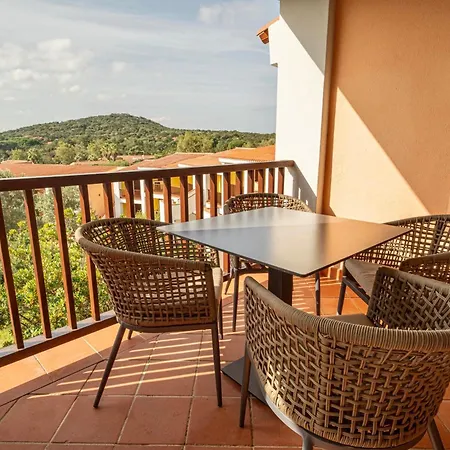 Isa - With Swimming Pool In Costa Serena Just 700 Mt From The Sea Aparthotel