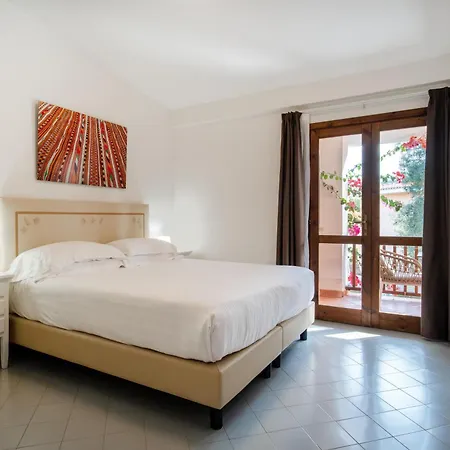 Isa - With Swimming Pool In Costa Serena Just 700 Mt From The Sea Aparthotel Porto Rafael