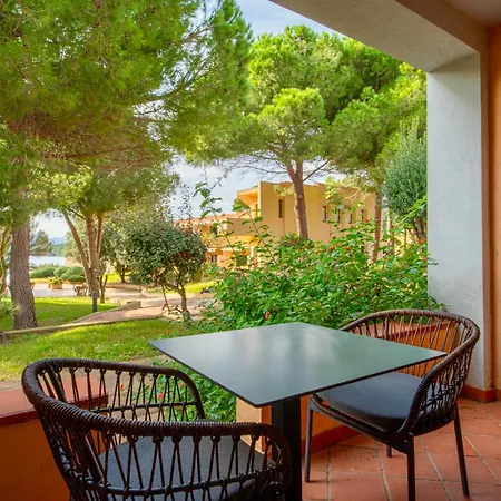Aparthotel Isa - With Swimming Pool In Costa Serena Just 700 Mt From The Sea