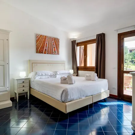 Isa - With Swimming Pool In Costa Serena Just 700 Mt From The Sea 3*