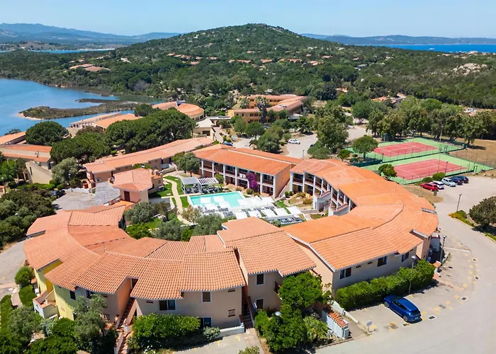 Aparthotel Isa - With Swimming Pool In Costa Serena Just 700 Mt From The Sea
