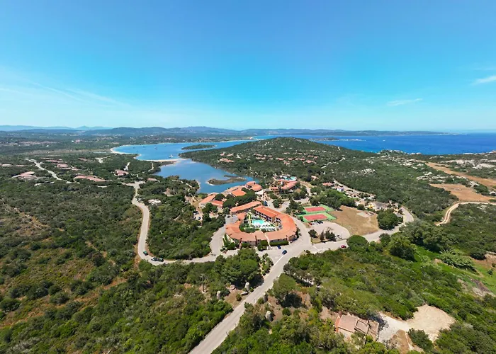 Isa - With Swimming Pool In Costa Serena Just 700 Mt From The Sea 3*