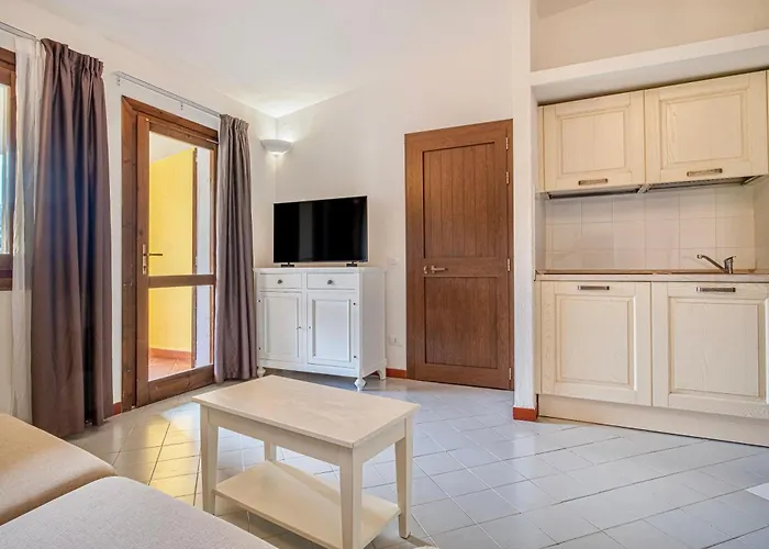 Isa - With Swimming Pool In Costa Serena Just 700 Mt From The Sea Apartmanhotel Porto Rafael
