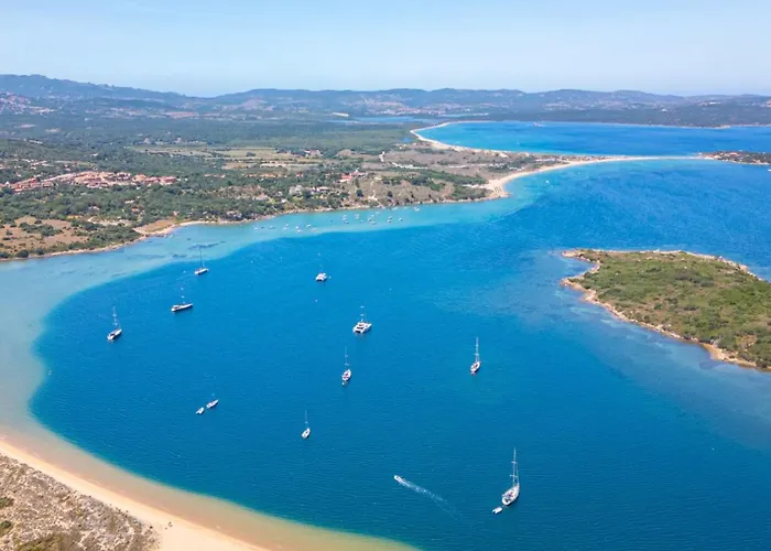 Isa - With Swimming Pool In Costa Serena Just 700 Mt From The Sea Apartmanhotel