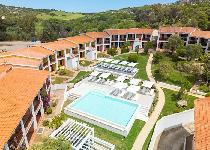 Aparthotel Isa - With Swimming Pool In Costa Serena Just 700 Mt From The Sea