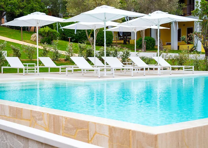 Aparthotel Isa - With Swimming Pool In Costa Serena Just 700 Mt From The Sea