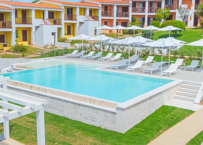 Isa - With Swimming Pool In Costa Serena Just 700 Mt From The Sea Apartmanhotel Porto Rafael