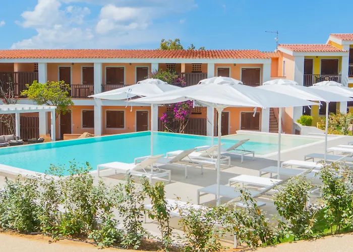 Isa - With Swimming Pool In Costa Serena Just 700 Mt From The Sea