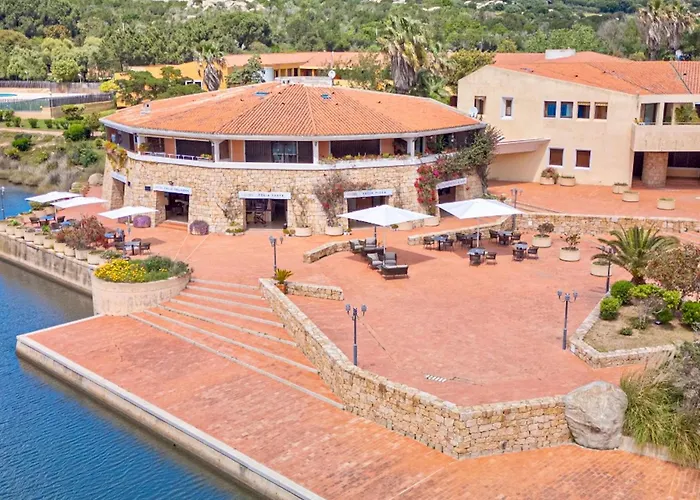 Isa - With Swimming Pool In Costa Serena Just 700 Mt From The Sea