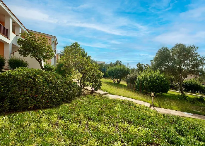 Isa - With Swimming Pool In Costa Serena Just 700 Mt From The Sea Апарт-отель